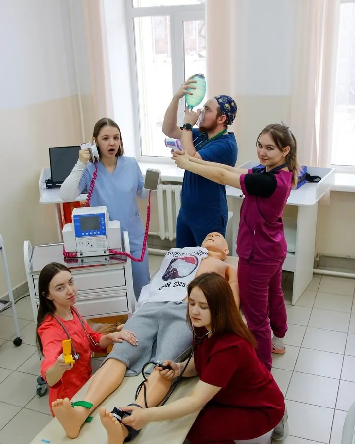 Бойцы медицинского отряда отрабатывают навыки на манекене